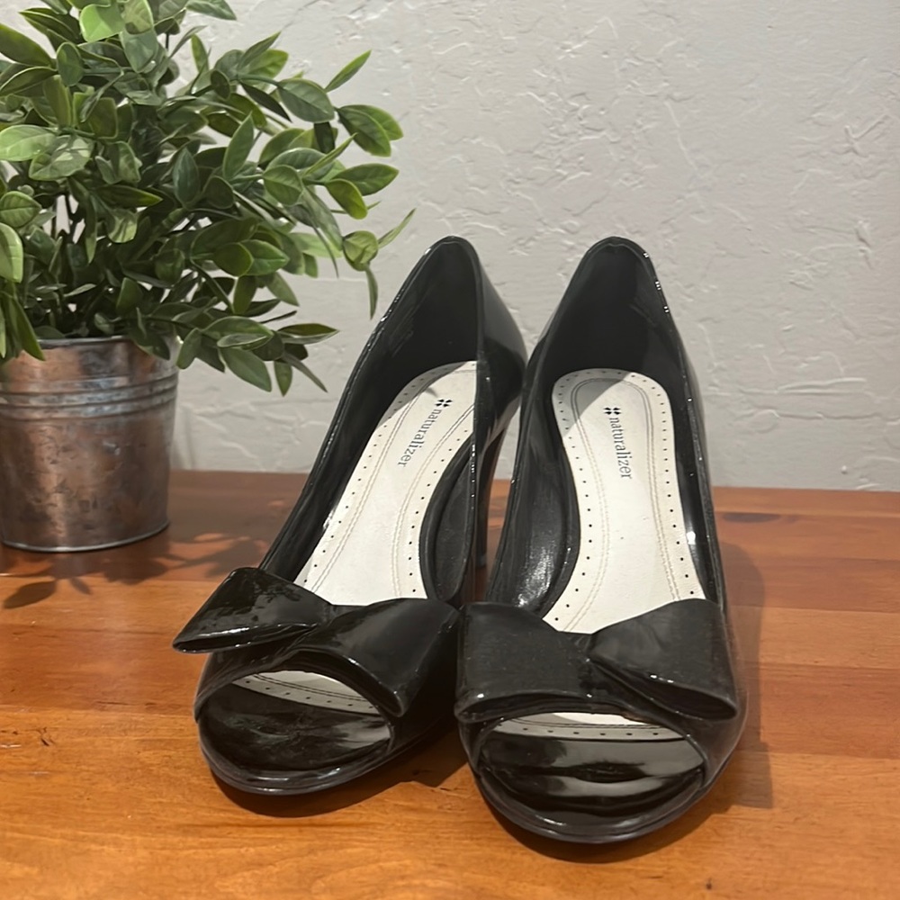 Naturalizer open toe crisscross bow low heel.
